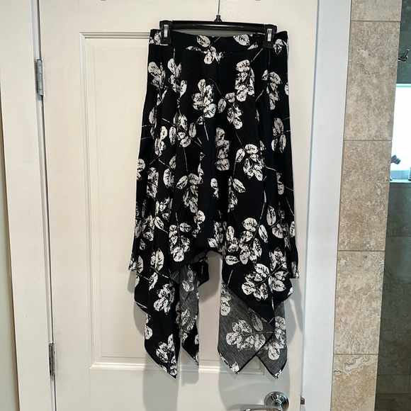 NWT flowy black and white skirt - Picture 1 of 5